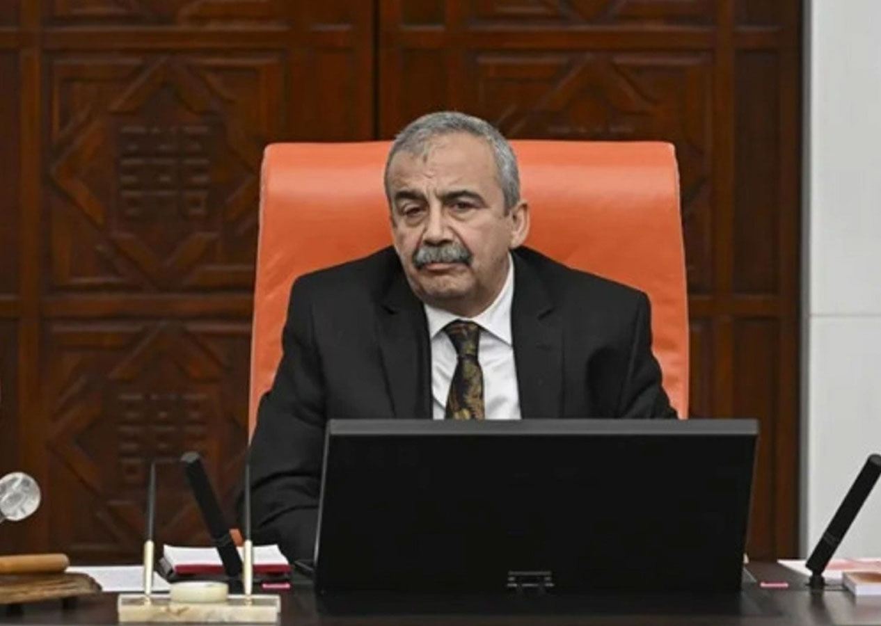 Sırrı Süreyya Önder TBMM'de fenalaşarak hastaneye kaldırıldı!