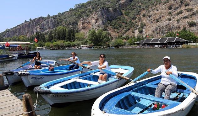 Dalyan Kanalı'nın kürek çeken kadınları erkeklere taş çıkartıyor!