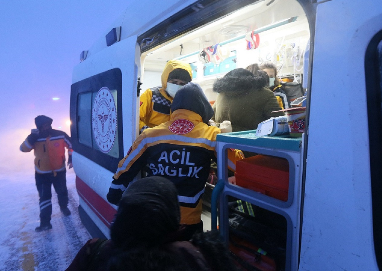 Kars Hanlar Geçidi'nde 3 aracın karıştığı kazada ölü ve yaralı sayısı açıklandı...