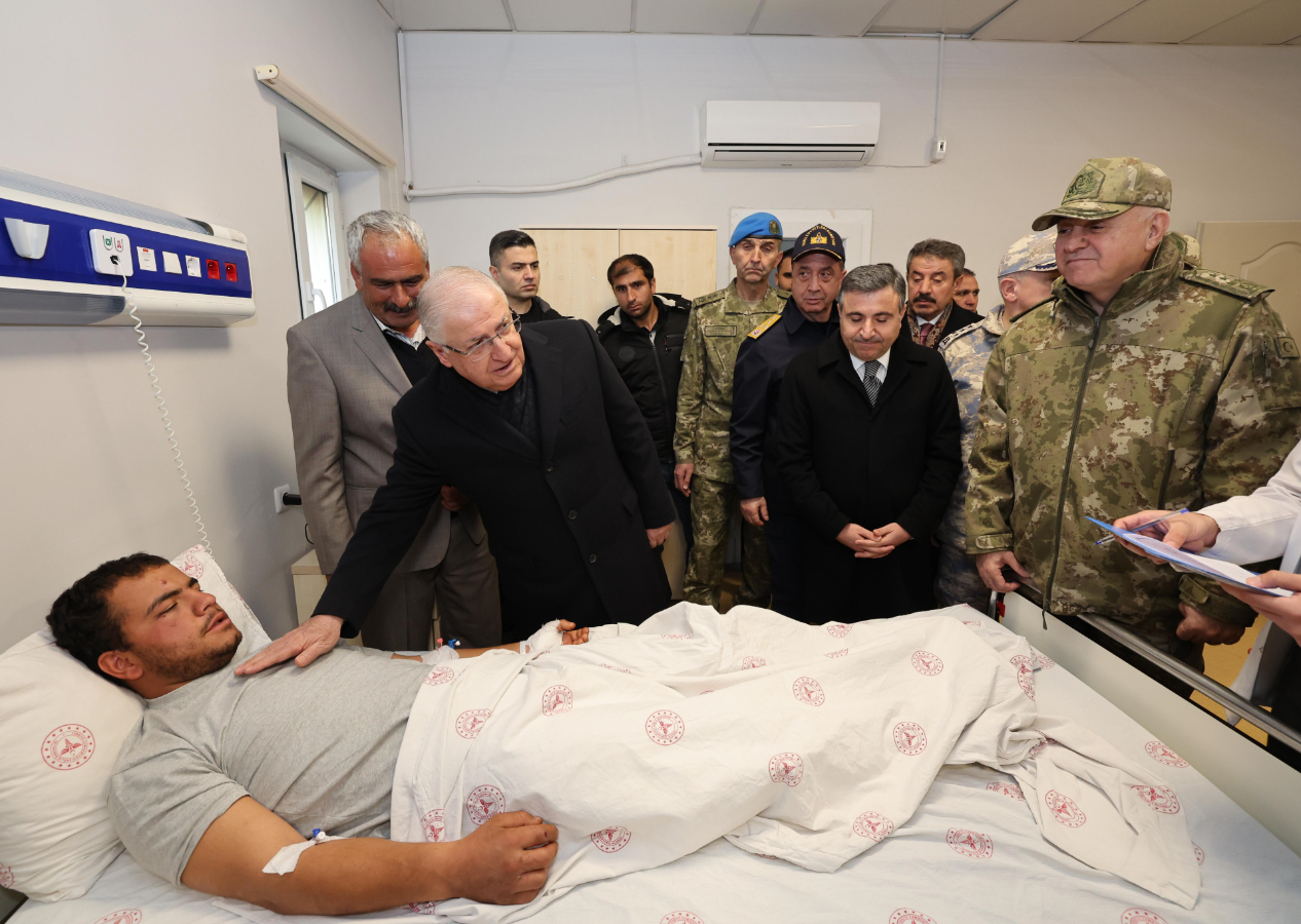 Bakan Güler'den yaralı askerlere ziyaret: "Güçlüyüz, hazırız komutanım"