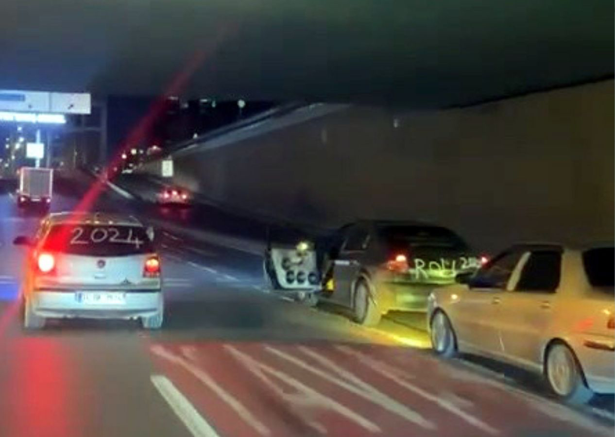 Şehitlerimizin yası sürerken Beylikdüzü'nde trafikte kapısı açık otomobille tehlikeli yeni yıl kutlaması