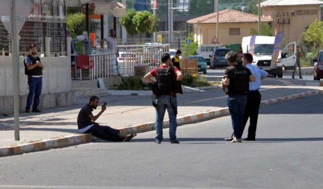 İntihara kalkıştı, iknaya gelen annesini silahla kovaladı