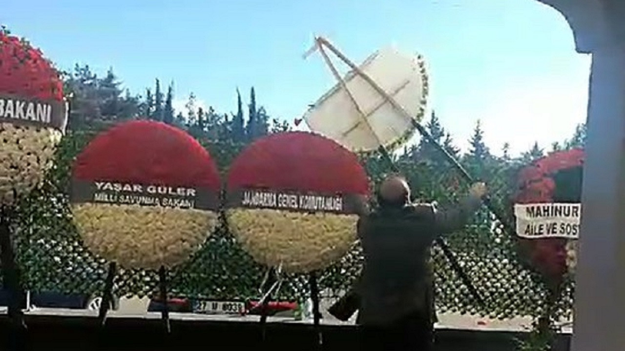 Şehit cenazesinde CHP'ye tepki! Özgür Özel'in gönderdiği çelengi parçalayıp dışarı attılar...