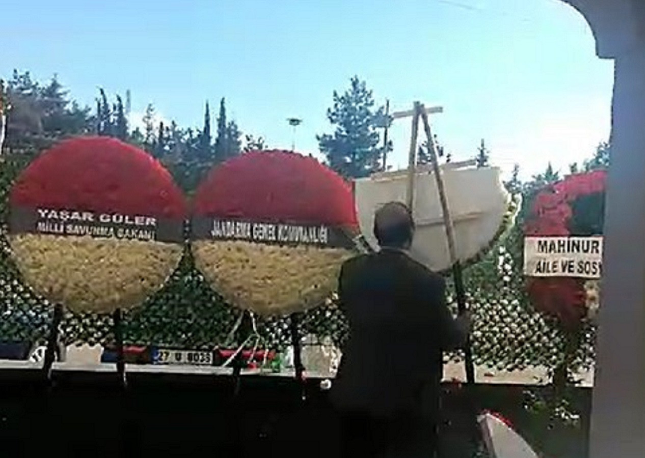 Şehit cenazesinde CHP'ye tepki! Özgür Özel'in gönderdiği çelengi parçalayıp dışarı attılar...