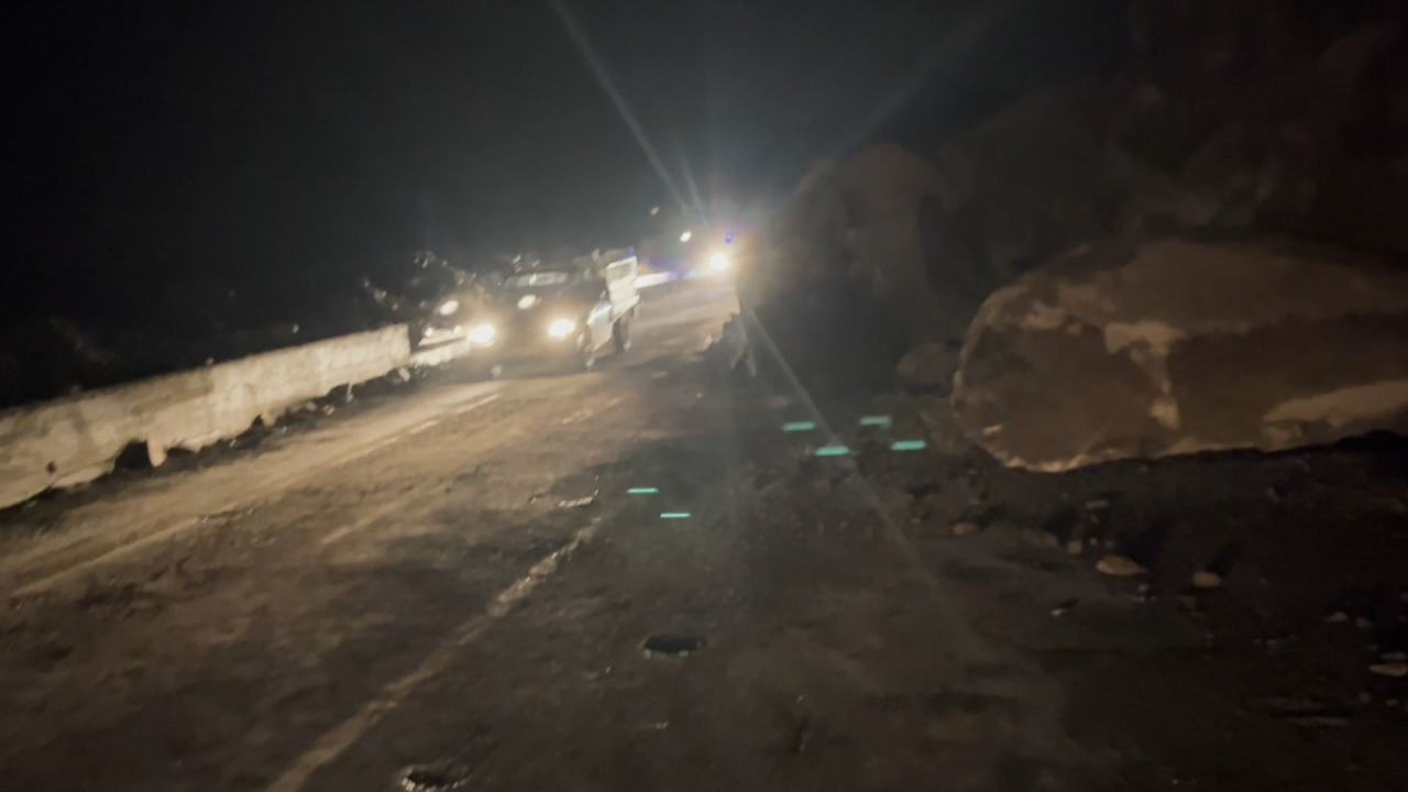 Artvin-Ardahan karayolunda heyelan: Ulaşım tek yöne düştü!