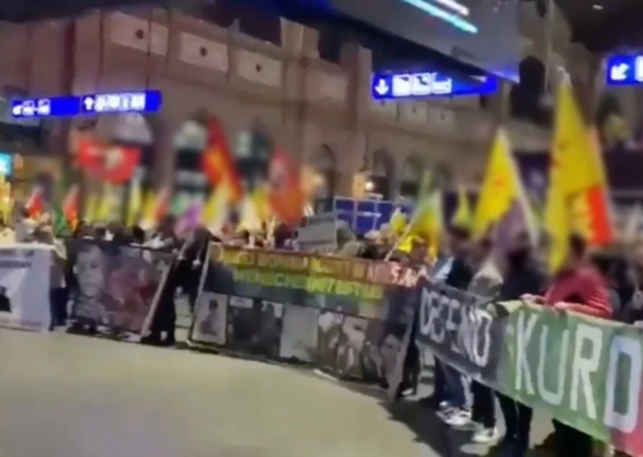 TSK'nın operasyonları rahatsız etti! PKK yandaşları Avrupa'da paçavralarla sokağa çıktı!