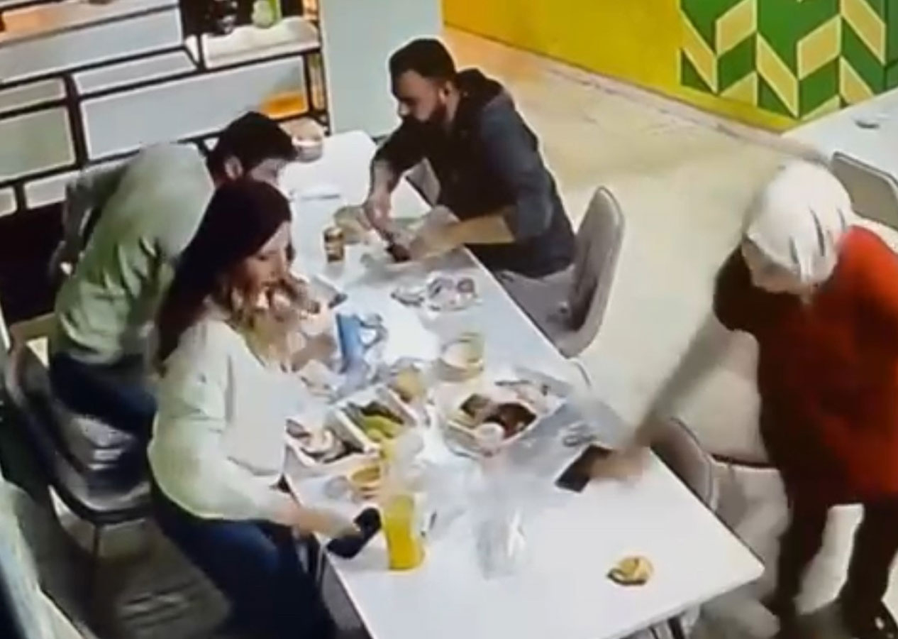 Depremde herkes kaçtı onlar yemeğe devam etti