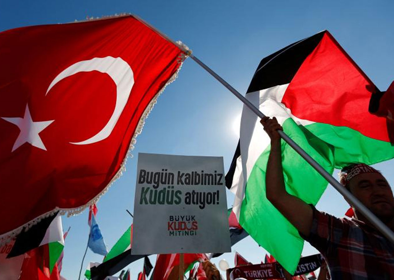 Esra Elönü sosyal medya hesabında duyurdu...