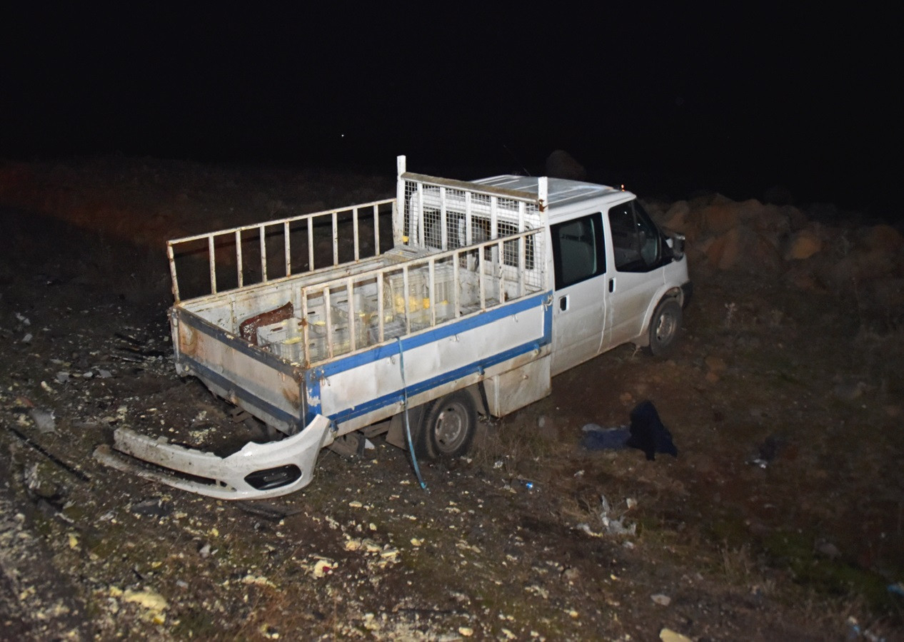 Diyarbakır'da otomobil ve kamyonet çarpıştı: 3 kişi öldü, 3 kişi yaralandı...