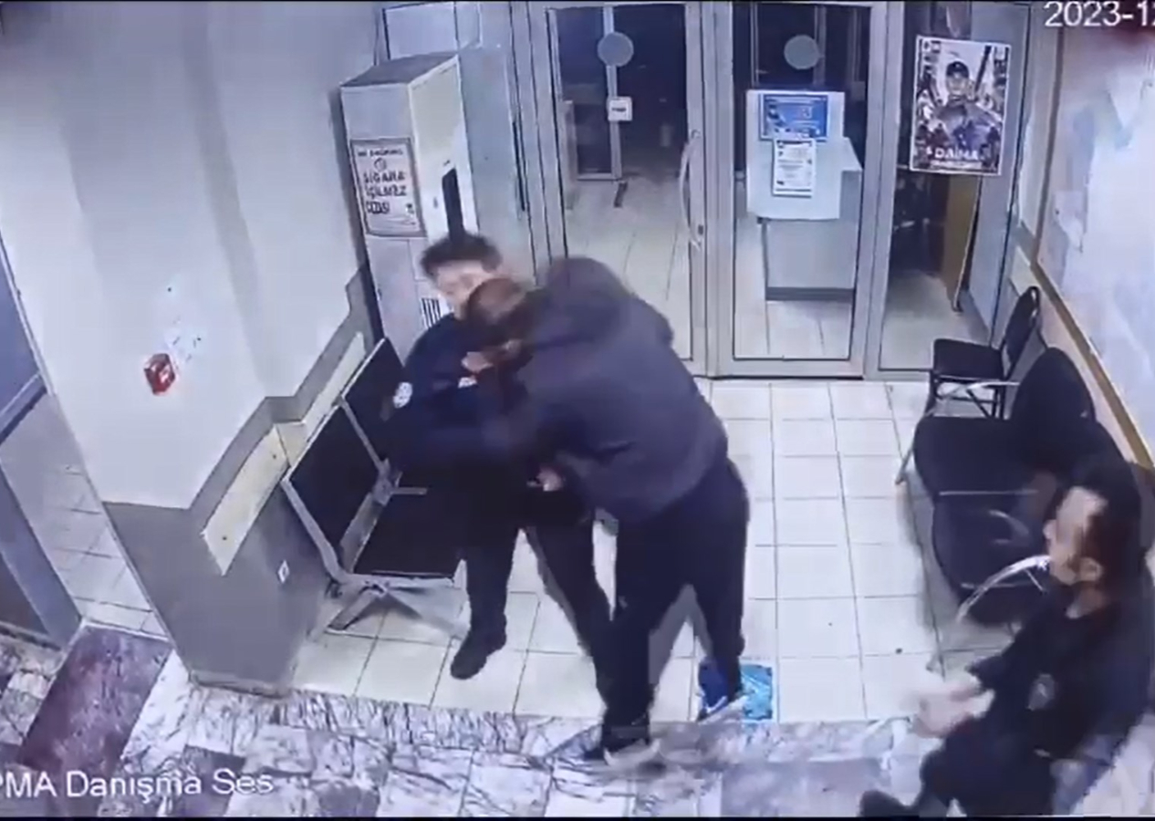 Karakolda polise kafa atıp kaçtı!