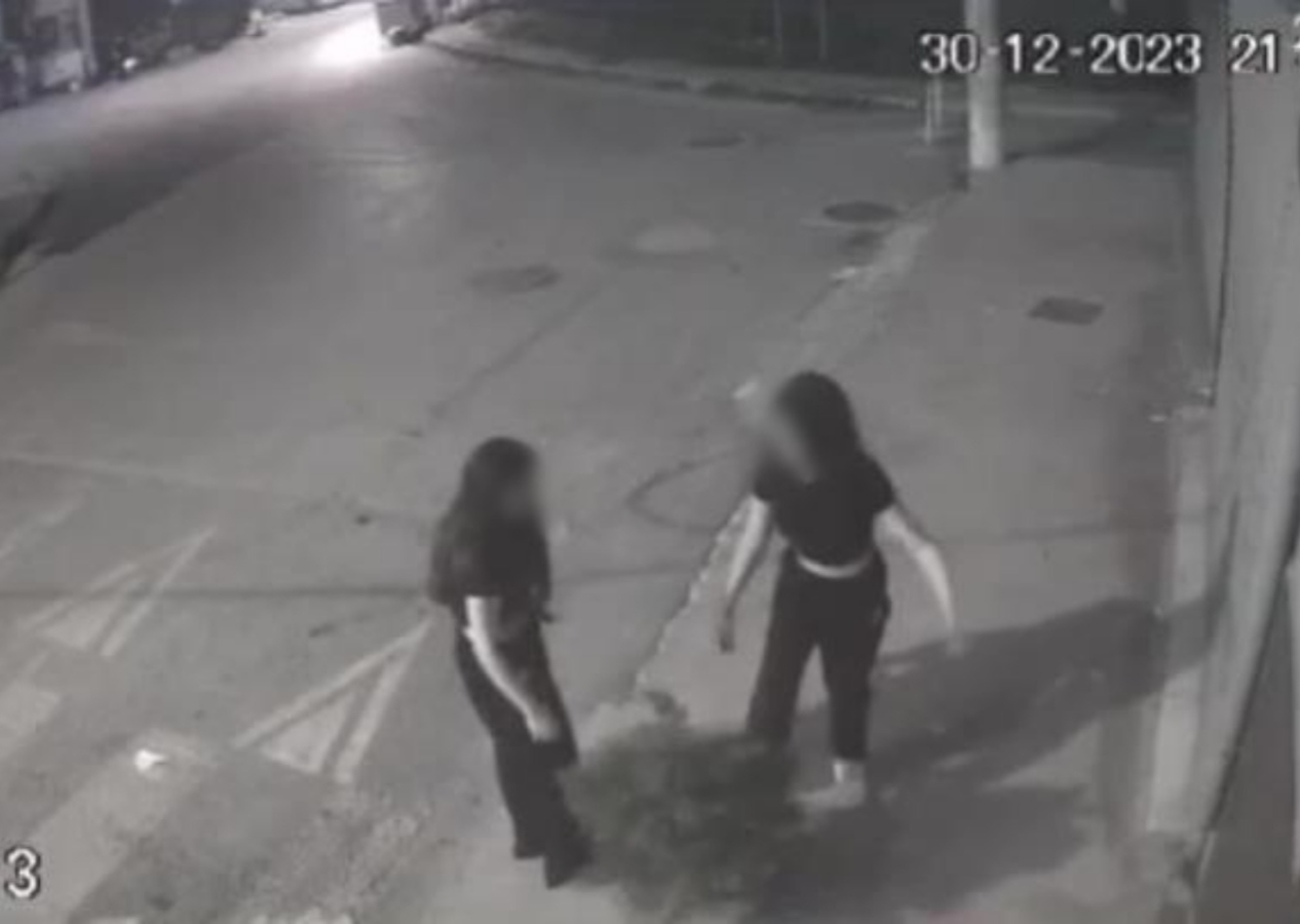 Sosyal medyada tepki çeken görüntü: İzmir'de 2 genç kızın yaptıkları olay oldu
