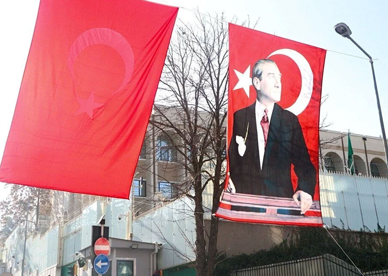 Ankara'da Suudi Arabistan Büyükelçiliği çevresi Atatürk posterleri ile donatıldı