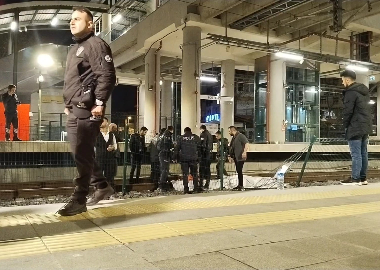 Yeni yılın ilk saatlerinde Marmaray'da korkunç olay: Polisler ikna etmeye çalışırken...