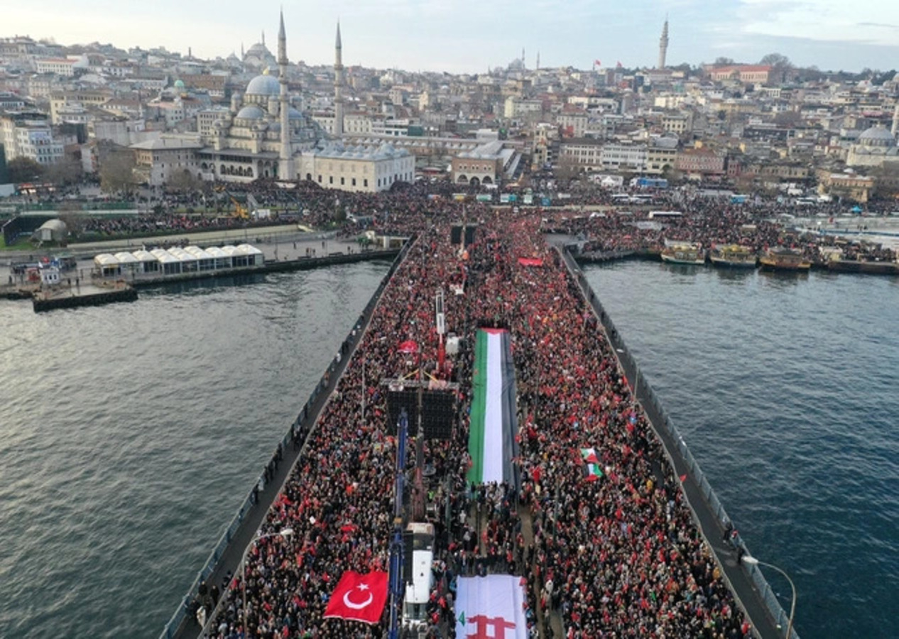 Galata Köprüsü'nde tarihi yürüyüş! Dev kalabalık dünya basınında...