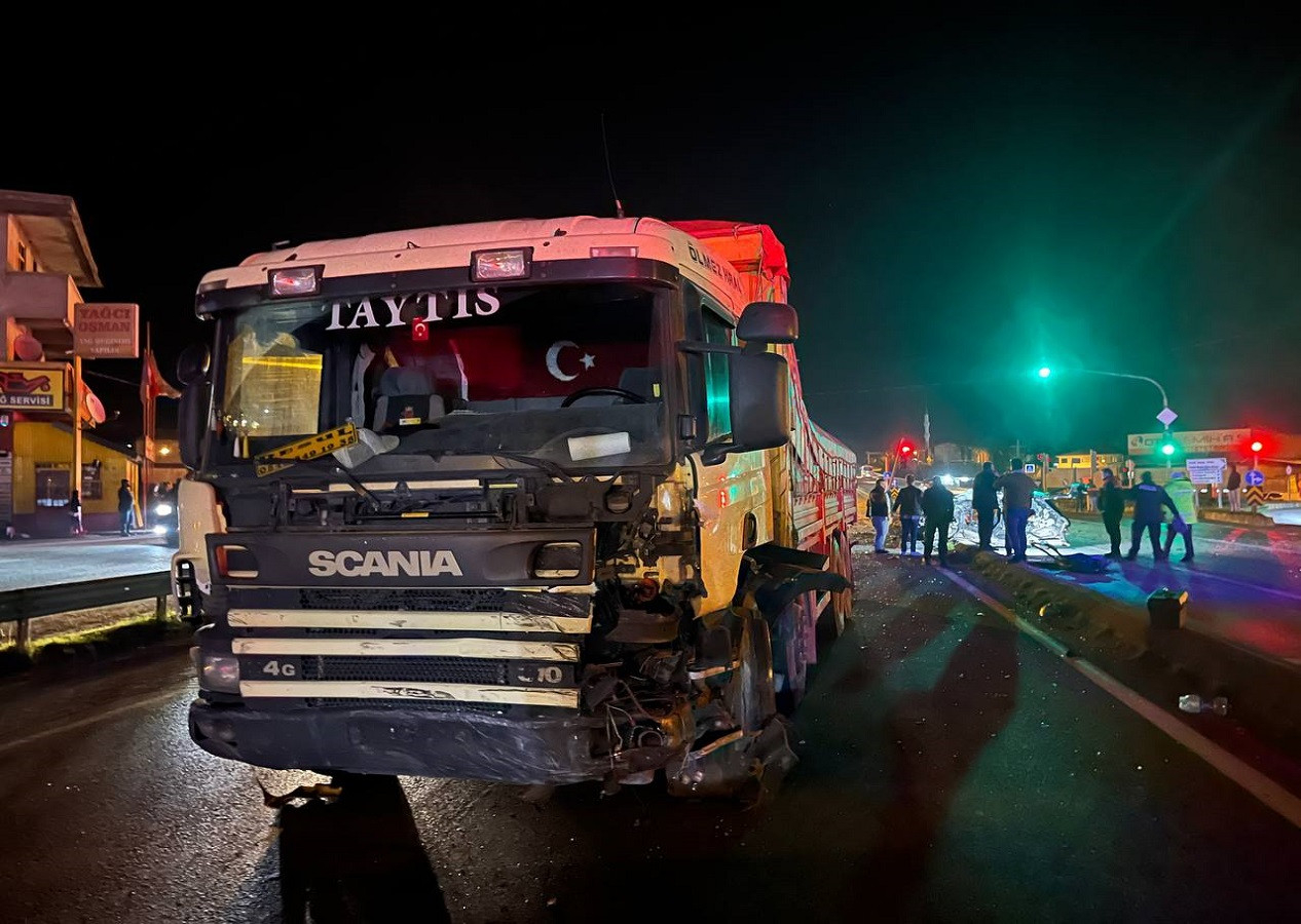 Sakarya Hendek'te kamyon ve otomobil çarpıştı! 2 kişi yaşamını yitirdi...