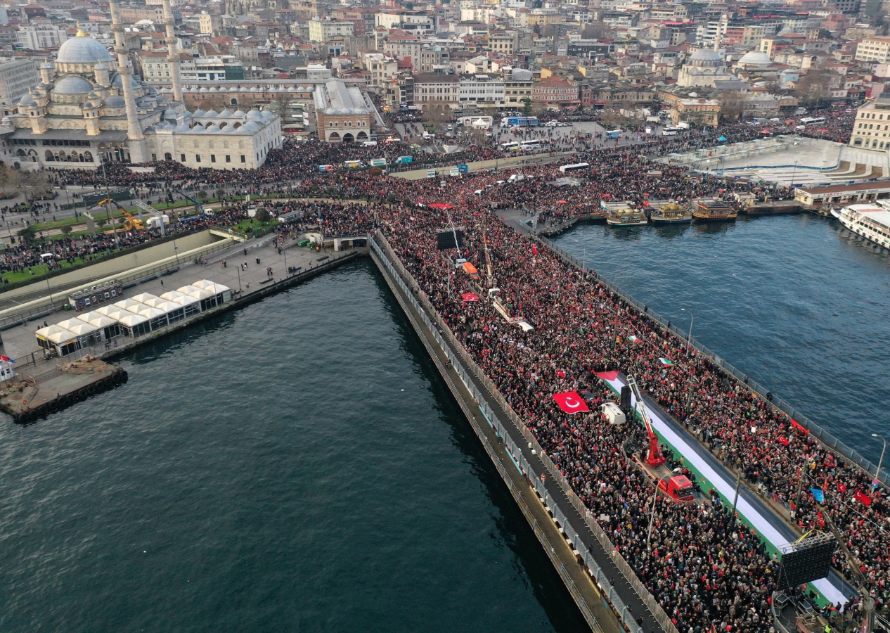 Galata Köprüsü'ndeki tarihi yürüyüş dünya basınında da yankı uyandırdı