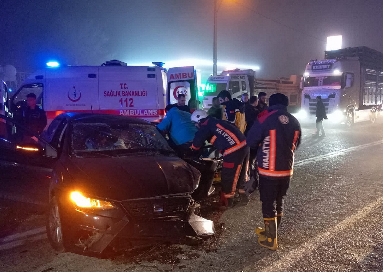 Malatya'da 2 otomobil çarpıştı: 1 kişi hayatını kaybetti, 5 kişi yaralandı...