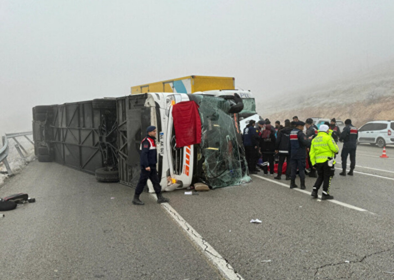 Malatya'da yolcu otobüsü devrildi! Ölü ve yaralılar var...
