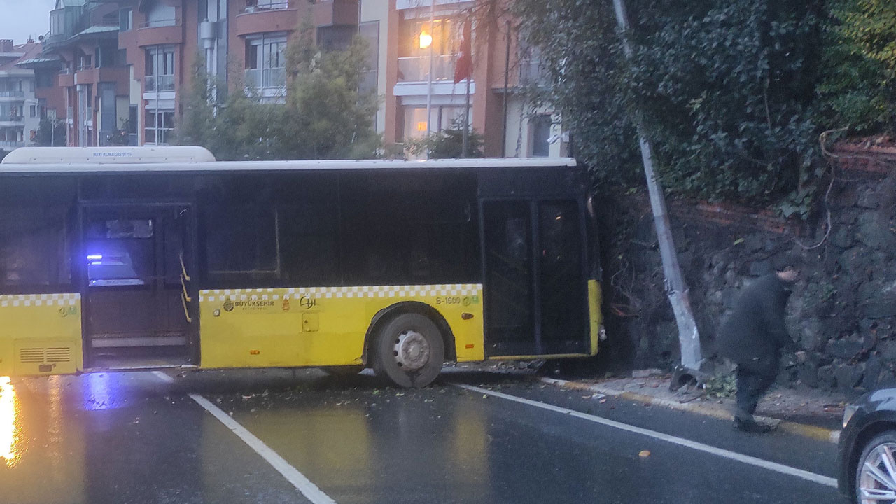 Beşiktaş'ta İETT otobüsü duvara çarptı