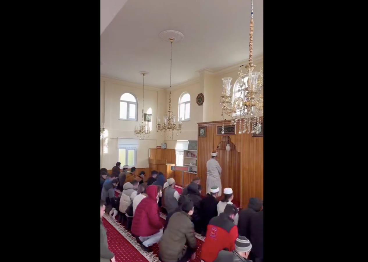 Gençlerden cemaatsiz köy imamına anlamlı sürpriz