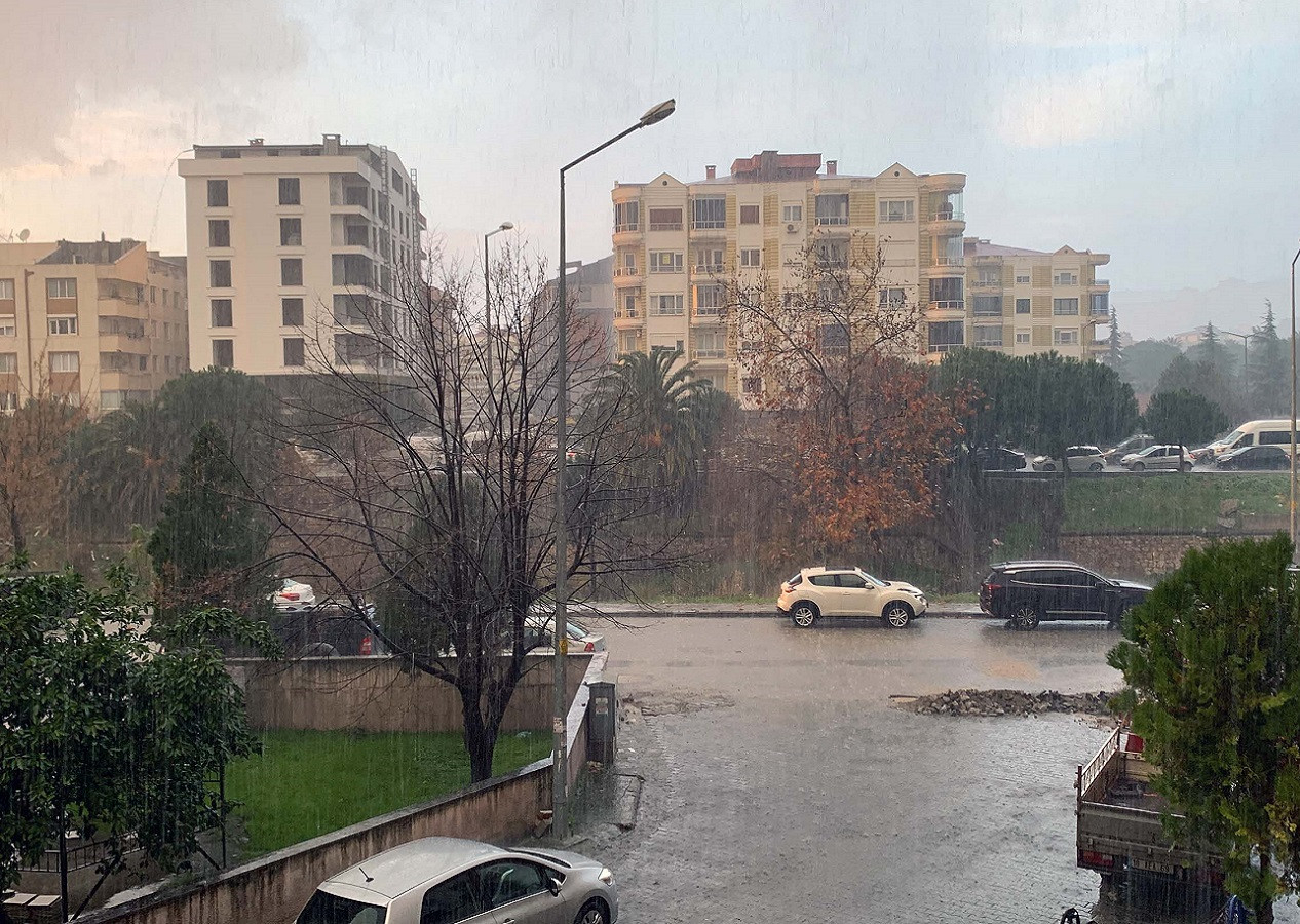 Balıkesir Edremit'te kuvvetli sağanak etkili oldu! Ev ve iş yerlerini su bastı!