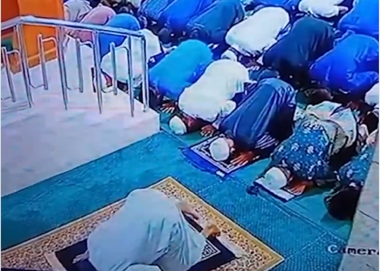 Kampung Baru Al Ula Camii imamı Andi Syamsul Bahri sabah namazını kıldırırken secdede can verdi!