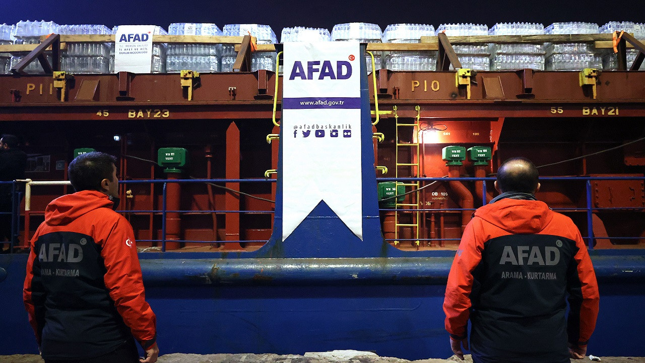 AFAD ve Mersin Valiliği koordine etti! 109 tırlık insani malzeme gemisi Mersin'den uğurlandı...