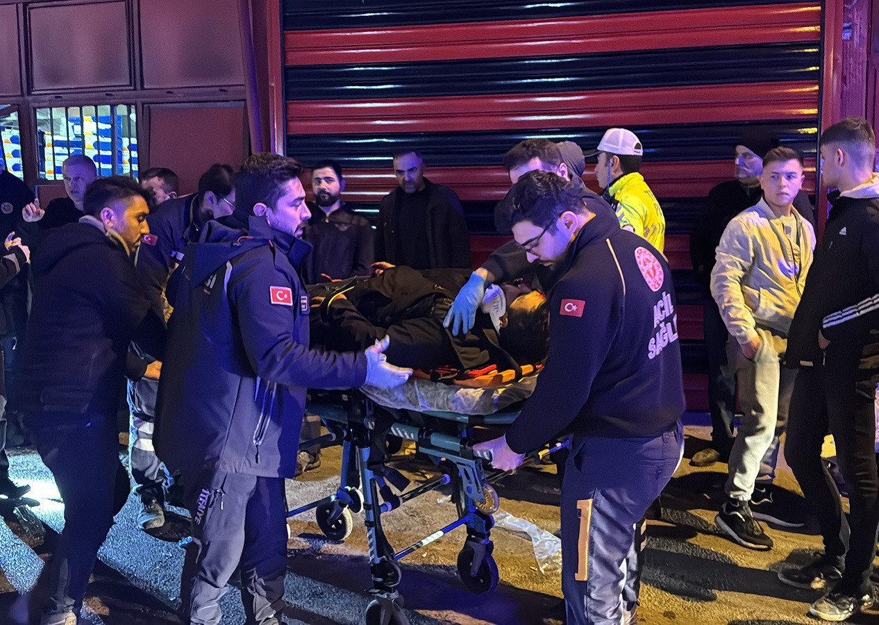 Bursa'da feci kaza! 3 kişinin yaralanmasına neden olan kaza güvenlik kamerasına yansıdı!
