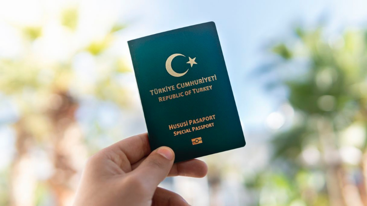 Gazetecilere yeşil pasaportta yeni gelişme! Meclis'e sunuldu