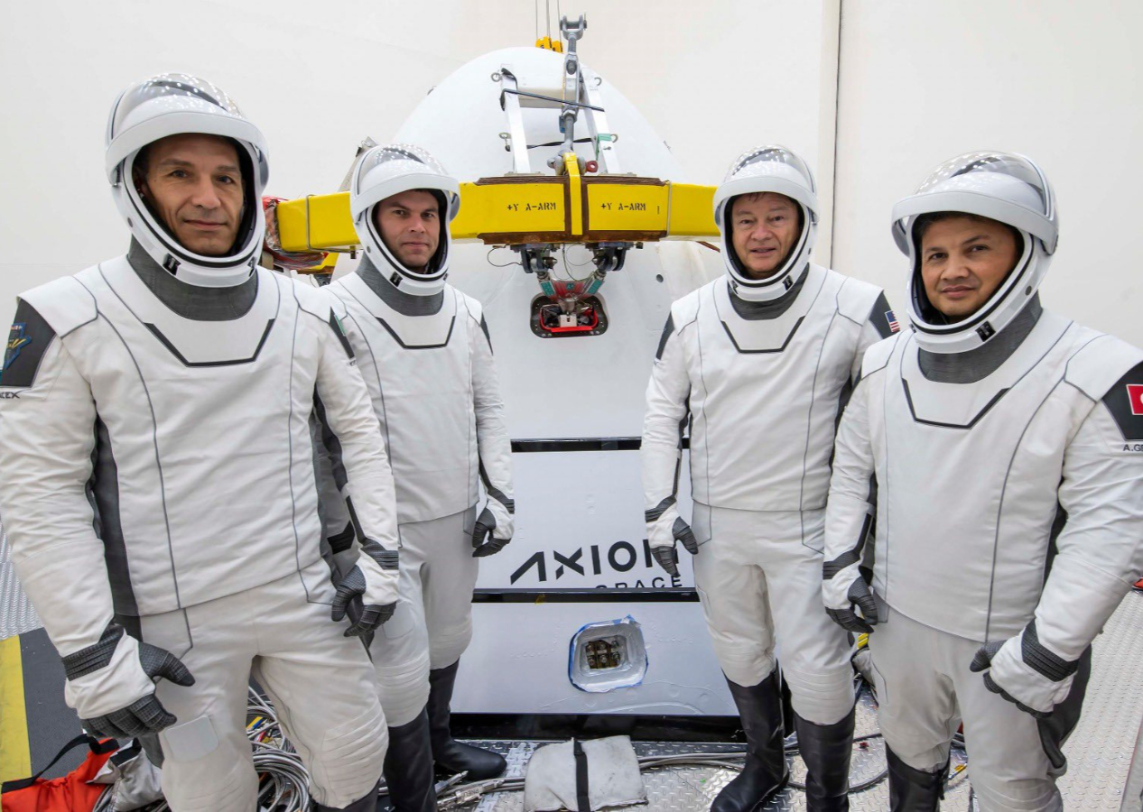 Türkiye'nin ilk astronotu uzay yolculuğu için gün sayıyor! Alper Gezeravcı dış dünyayla teması kesti!