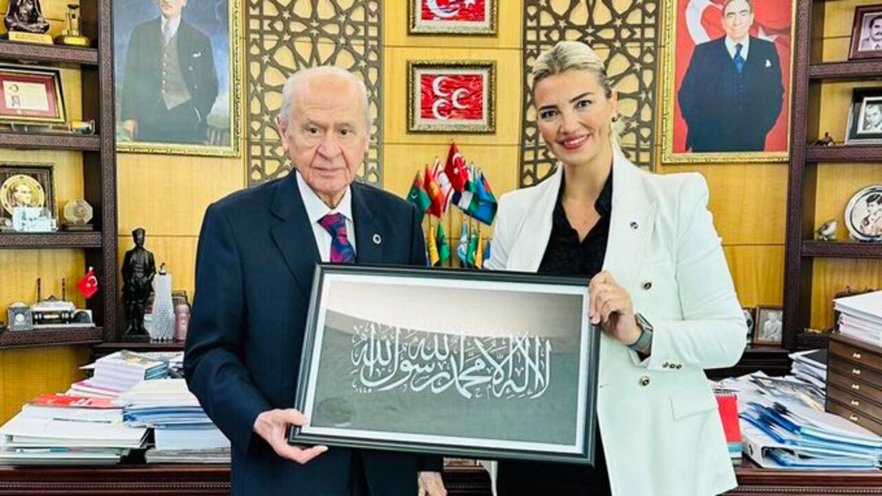MHP Lideri Devlet Bahçeli'den Kelime-i Tevhid'li poz!