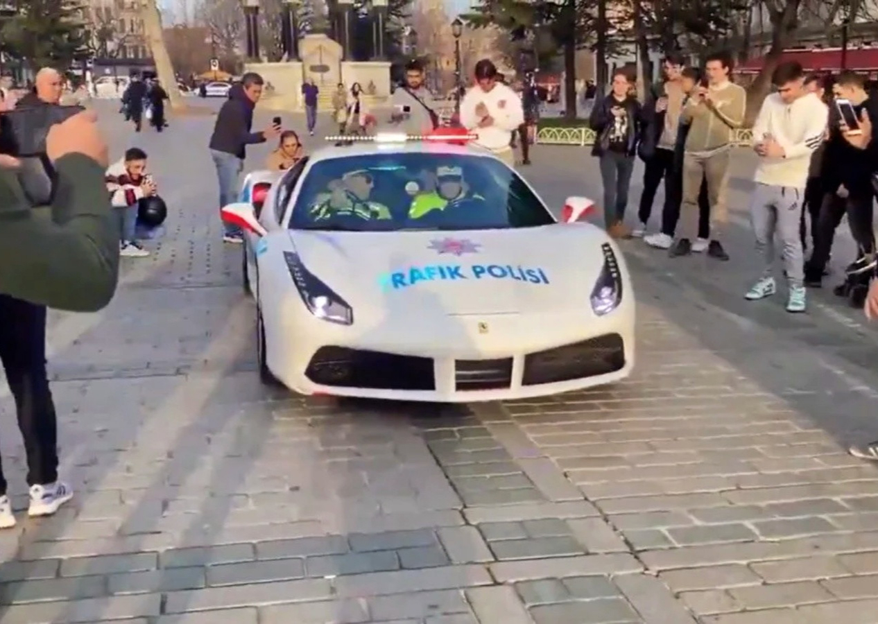 Polisler, Ferrari ile Sultanahmet meydanında devriye gezdi! Turistlerden yoğun ilgi...