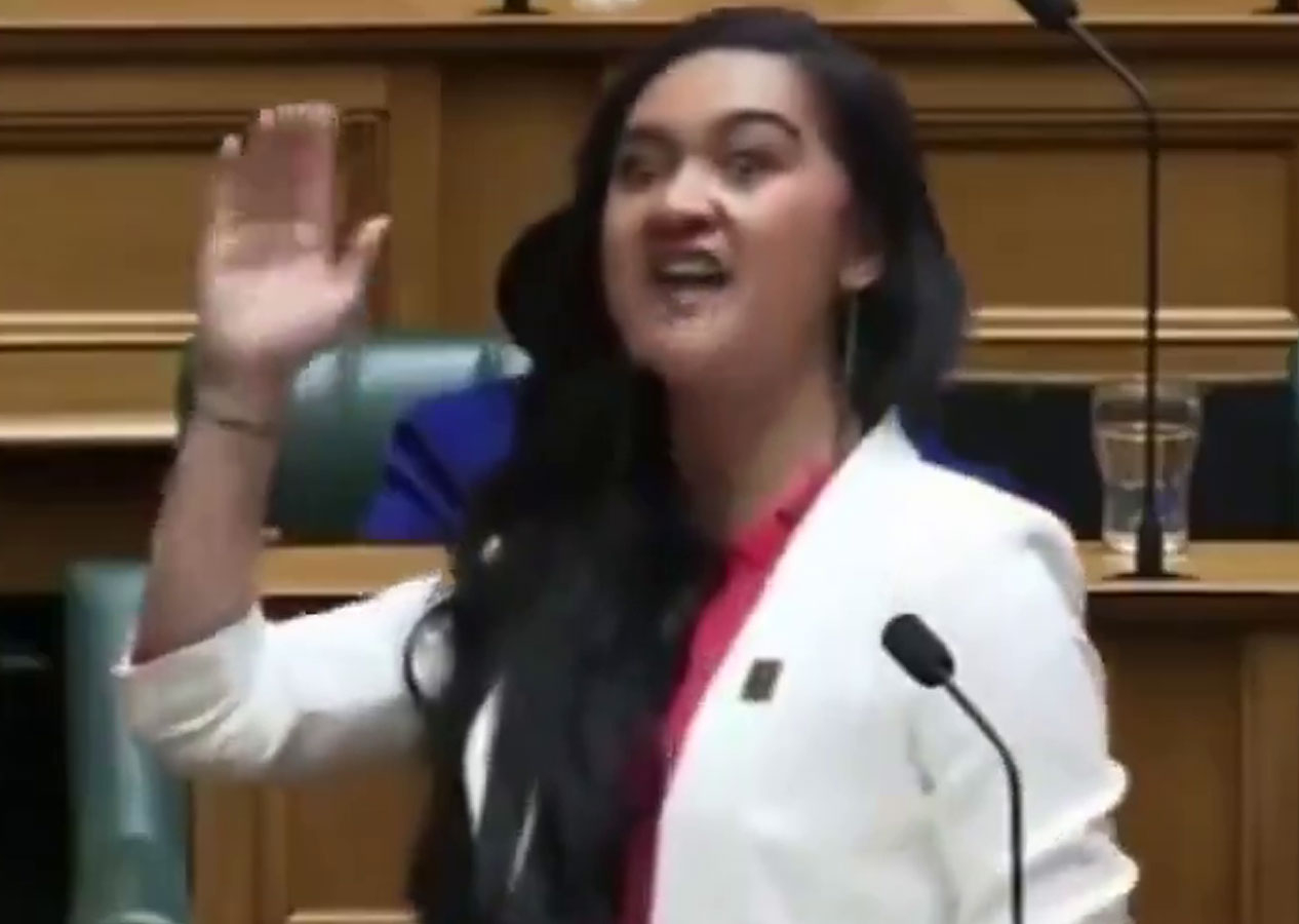 Yeni Zelanda Meclisi'nde Hana-Rawhiti Maipi-Clarke kürsüye çıkıp Haka dansı yaptı!