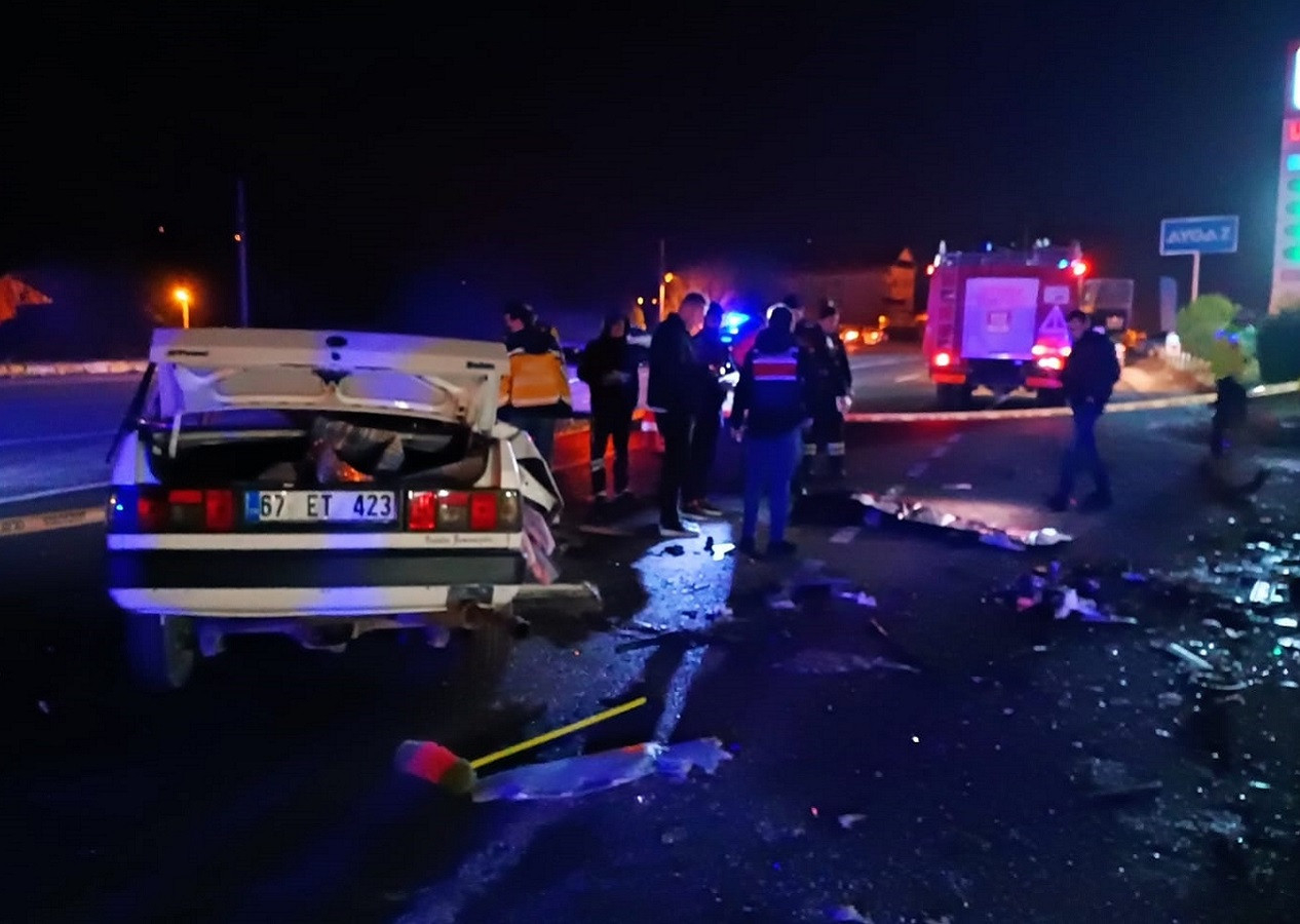 Zonguldak'ta 3 aracın karıştığı kazada araçlardan biri ikiye bölündü! 1 Kişi öldü, 5 kişi yaralı