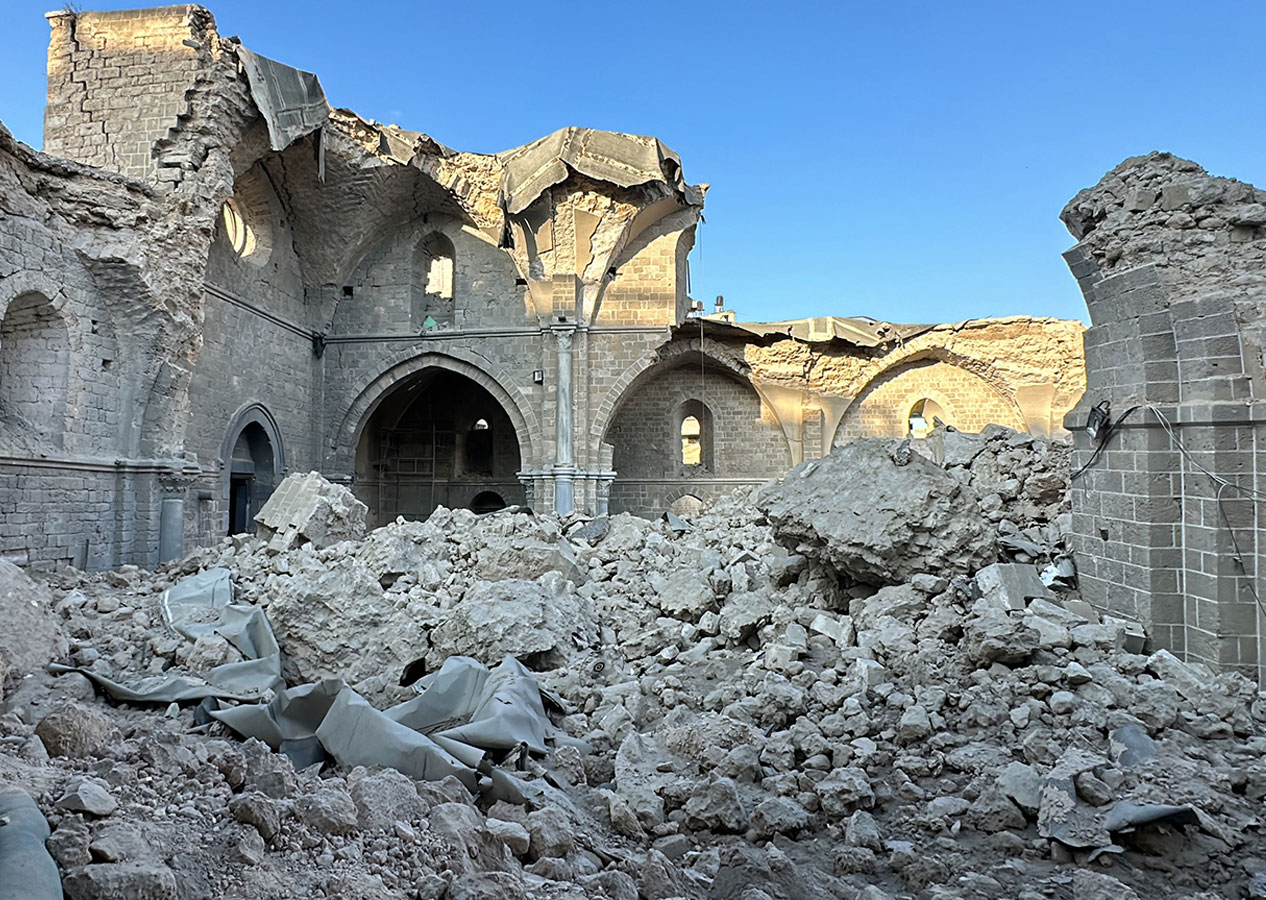 İsrail Gazze'deki 14 asırlık Büyük Ömeri Camii'ni yıktı