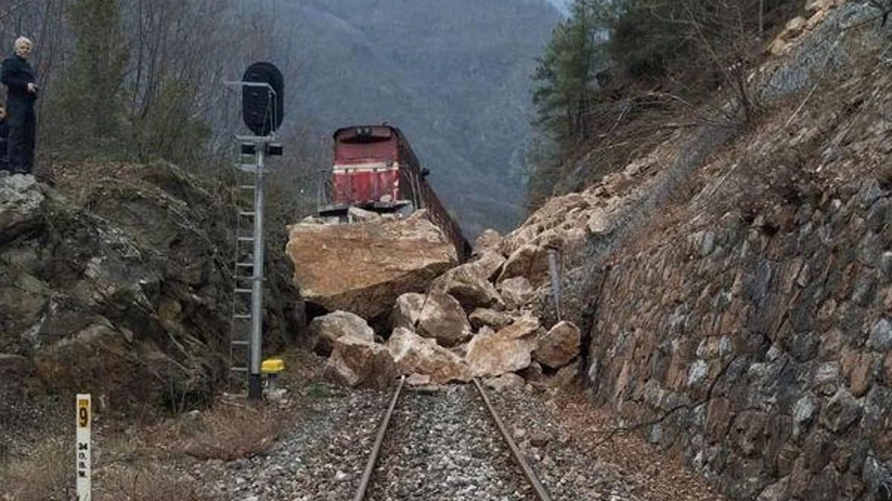 Karabük'te heyelan: Yük treni raydan çıktı!