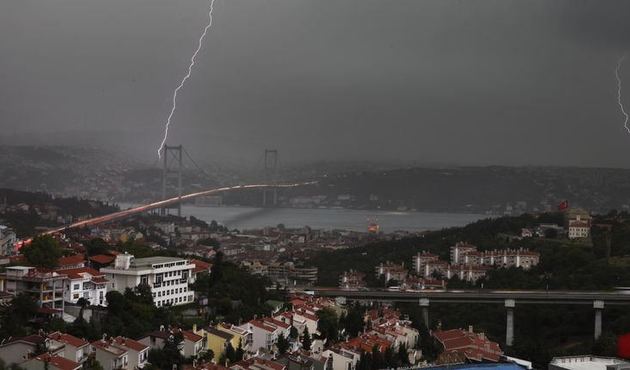 Kadir Topbaş'tan İstanbullulara uyarı: "Gece yarısına kadar sürecek bir fırtına geliyor"