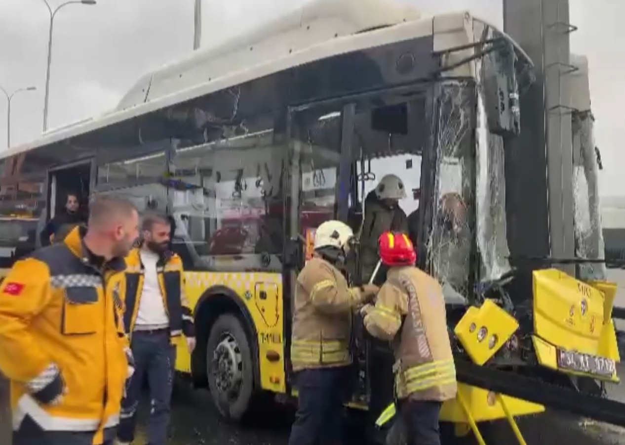 Faciadan kıl payı dönüldü: İETT otobüsü direğe çarptı! 8 yaralı