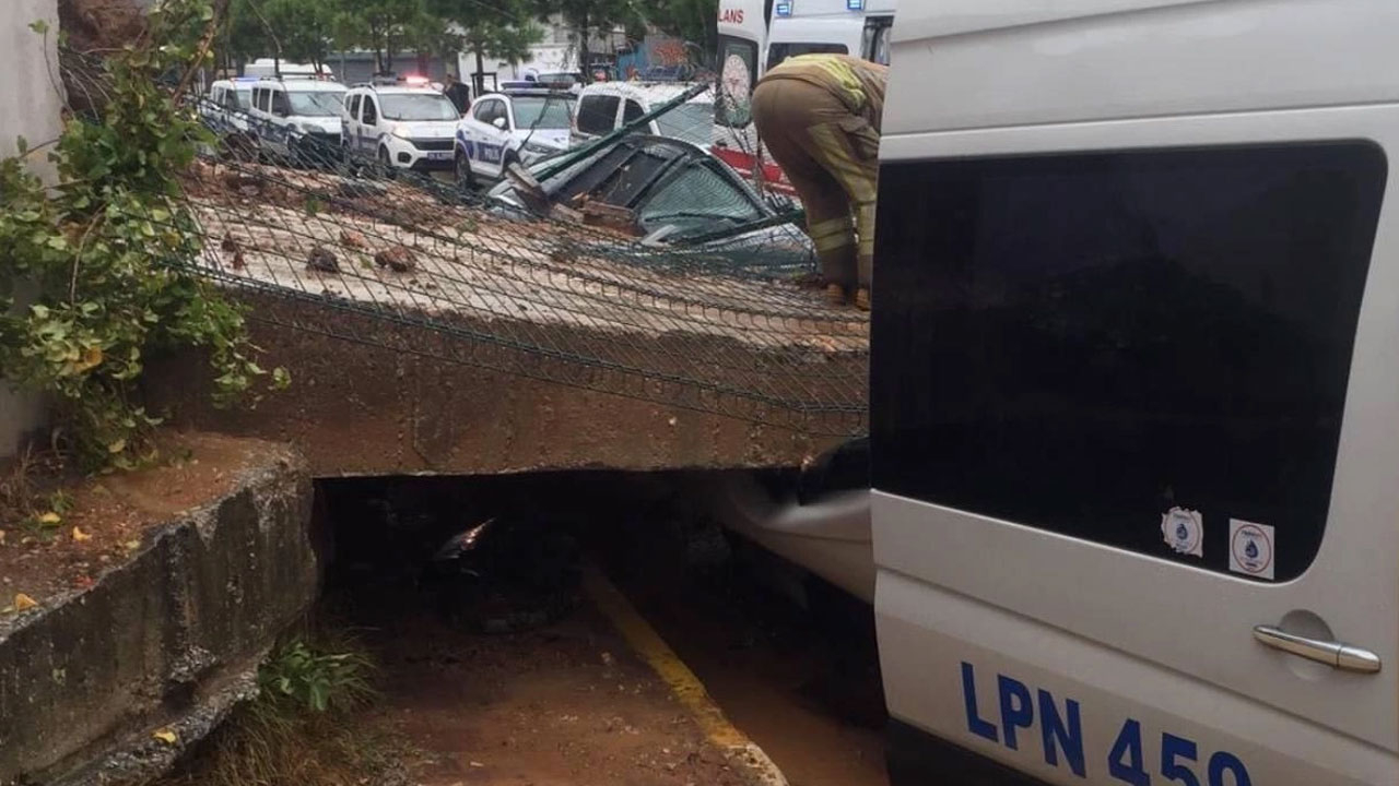 Pendik'te okulun istinat duvarı yola çöktü