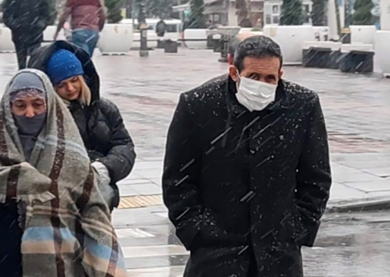 İstanbul'da yılın ilk karı yağdı! Beylikdüzü ve Sultangazi'de etkili oluyor...