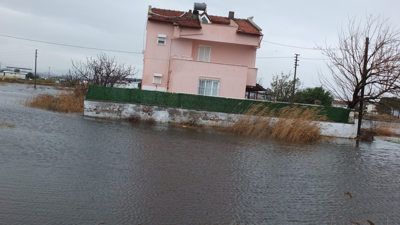 Balıkesir'de yazlıklar sular altında kaldı, yollar dereye döndü
