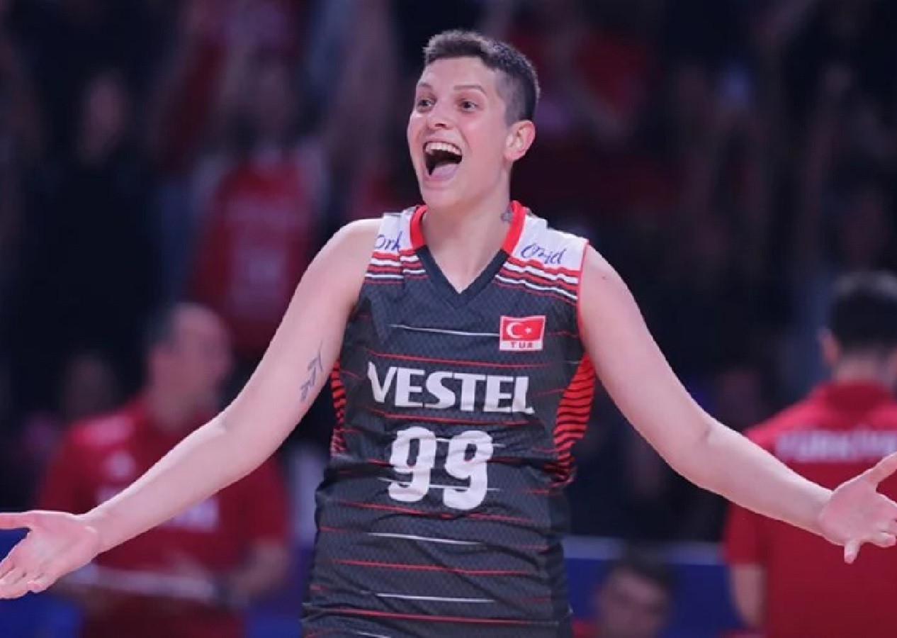 Ünlü Voleybolcu Ebrar Karakurt 40 sayı ile kariyer rekorunu kırdı! Üstün performansa Ruslardan "Erik dalı" kutlaması geldi!