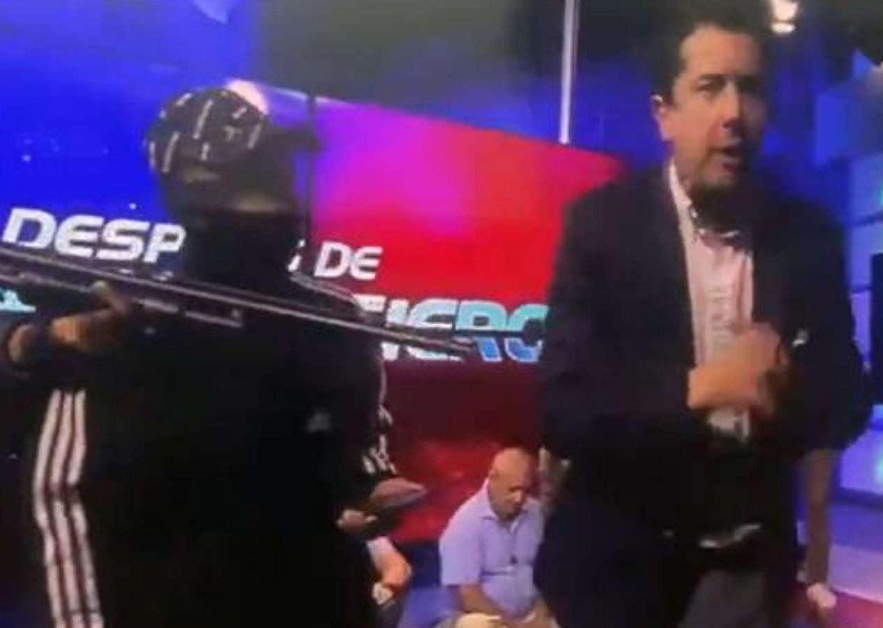 Ekvador'da bir televizyon kanalında canlı yayın silahlı çete üyeleri tarafından basıldı!