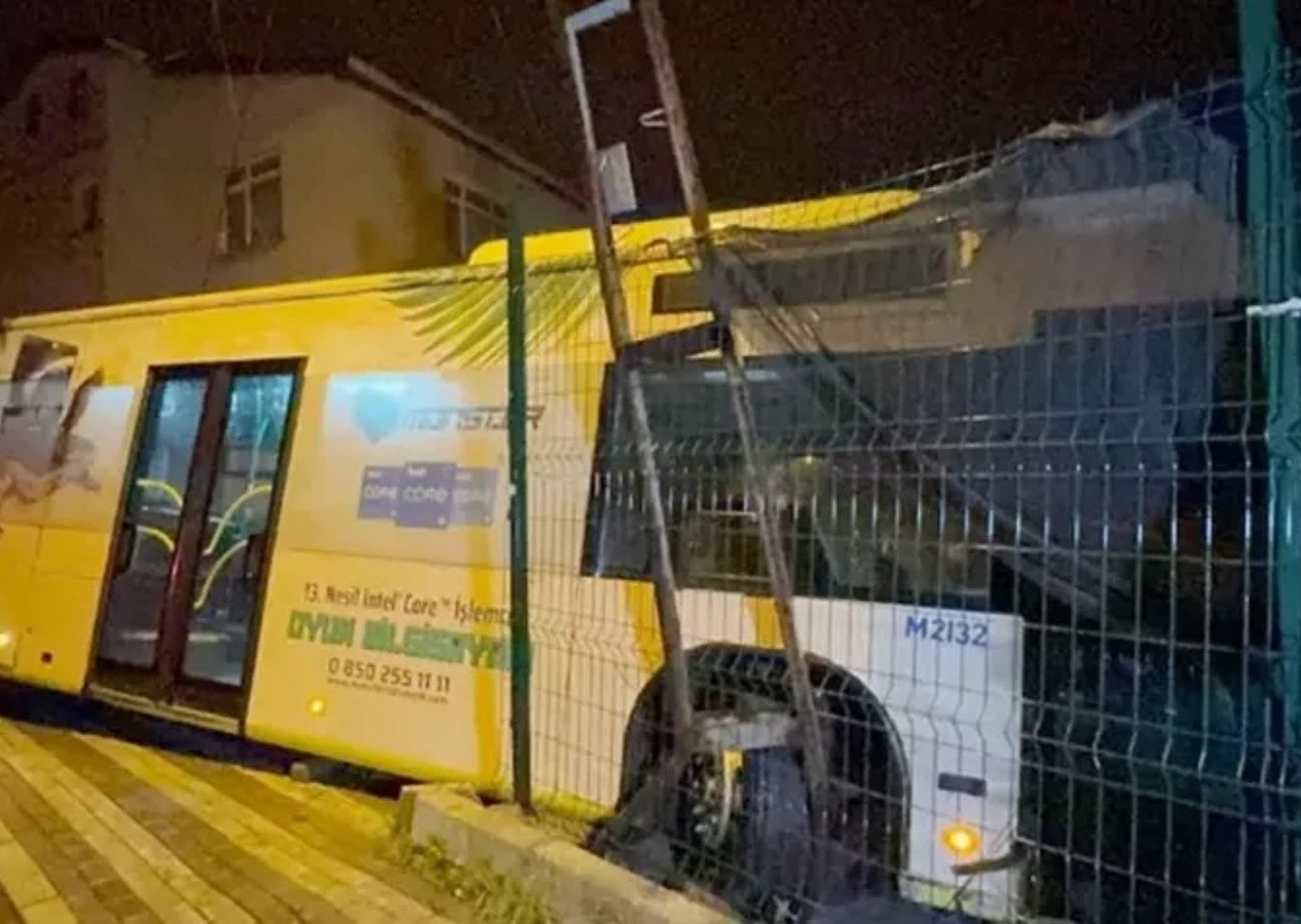 Dün Ataşehir'de bugün Beykoz'da İETT faciası! Park halindeki araçları biçti...