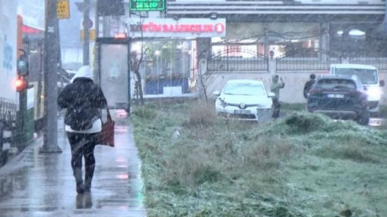 AKOM uyarmıştı! İstanbul'da beklenen yağış başladı! O ilçe beyaza büründü!