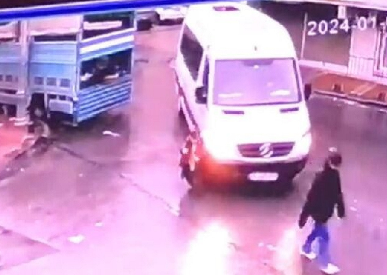 Karşıya geçerken servis aracının altında kalan çocuk yaşamını yitirdi!