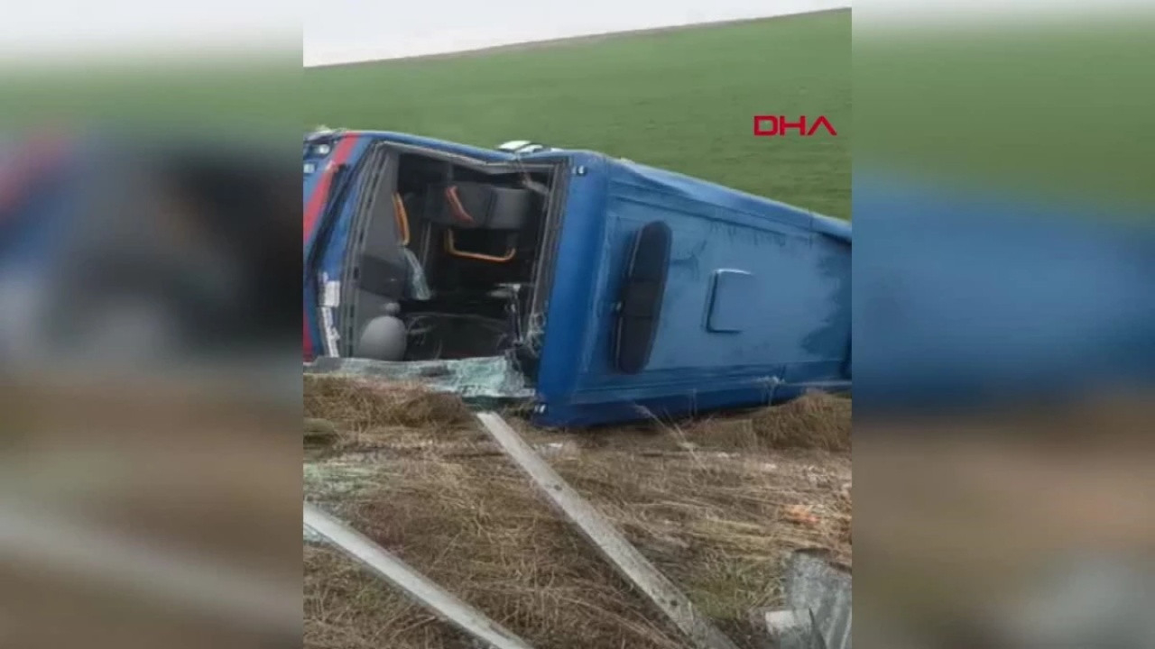 Cezaevi aracı şarampole devrildi! Çok sayıda yaralı var...