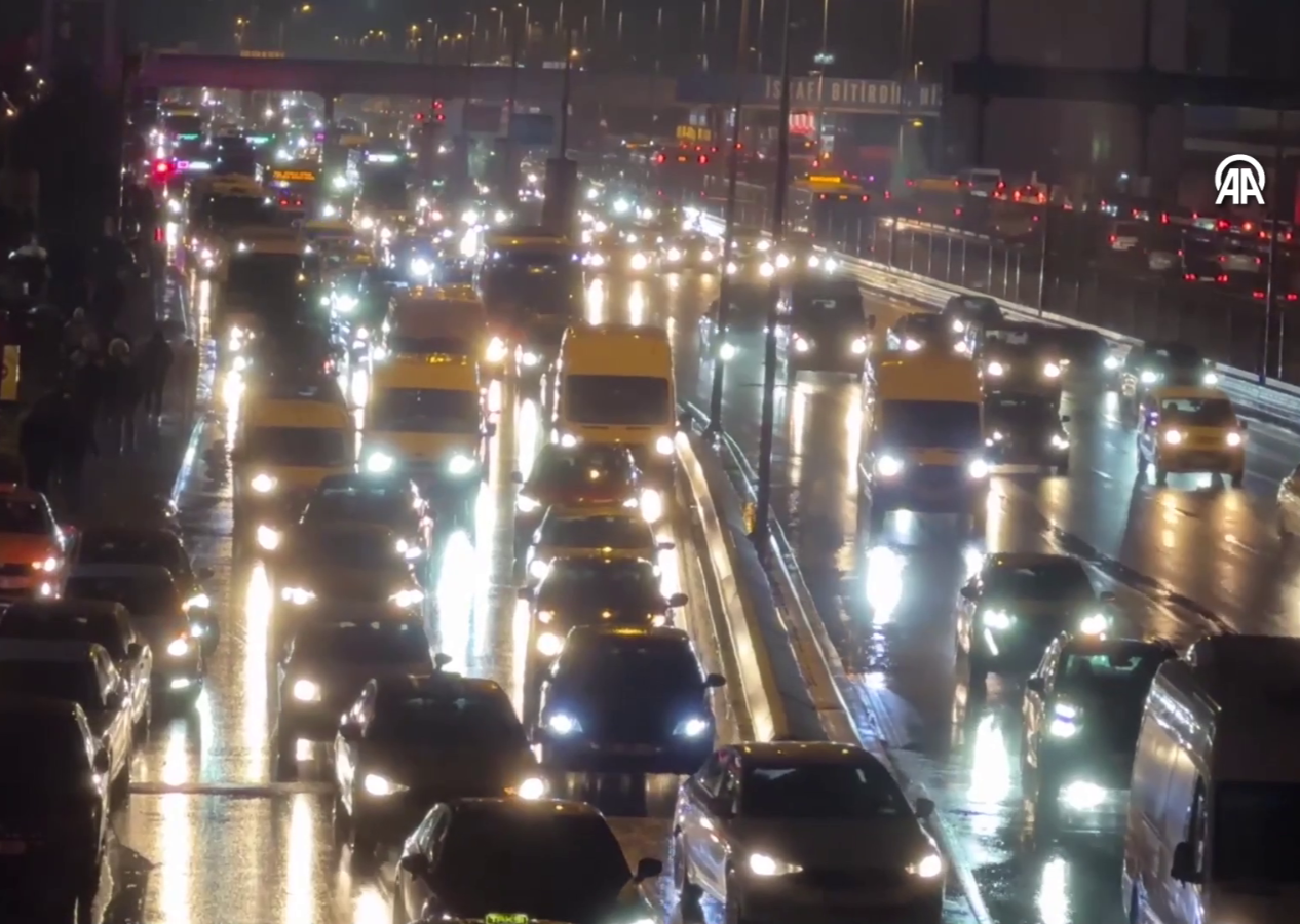 İstanbul'da akşam saatlerinde trafik yoğunluğu yaşanıyor...