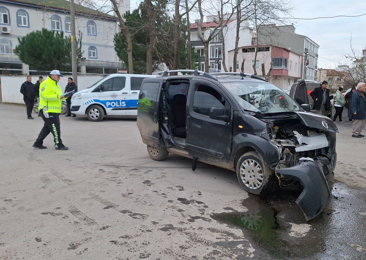 Samsun'da hafif ticari araçla otomobil çarpıştı, 5 yaralı var...