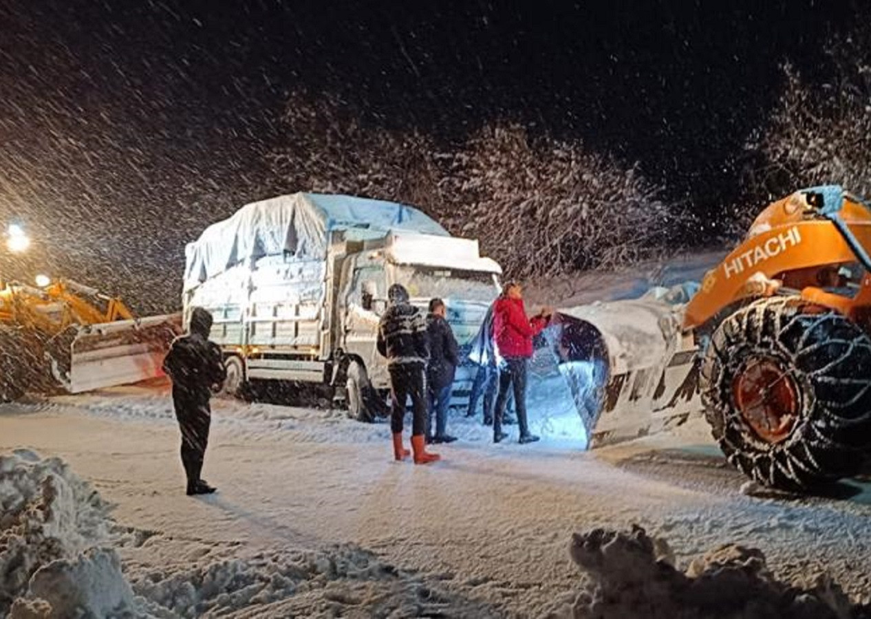 Van'da kar nedeniyle yolda kalan kamyonet kurtarıldı!